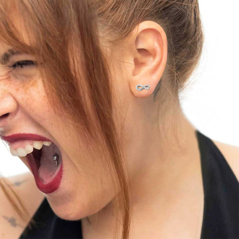 Marlù | Orecchino a lobo infinito con zirconi bianchi