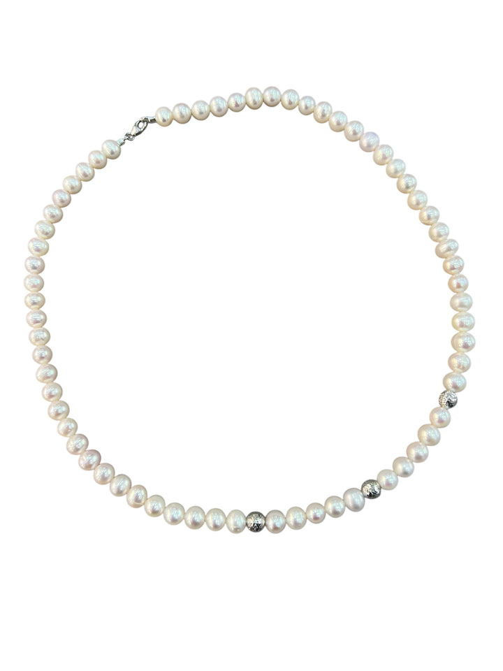 Ellegi Gioielli | Collana di perle con 3 sfere in oro bianco sfaccettate