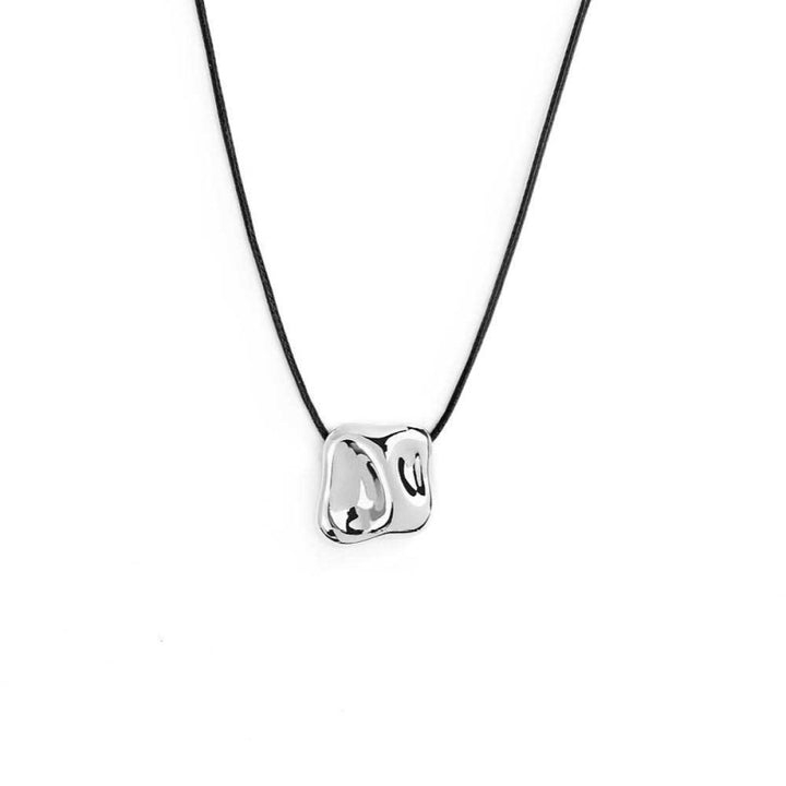 Marlù| Collana cordino con pendente quadrato irregolare martellato