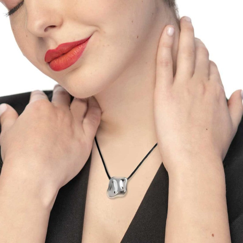 Marlù| Collana cordino con pendente quadrato irregolare martellato