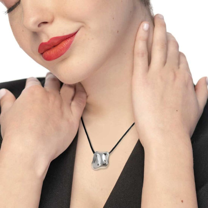 Marlù| Collana cordino con pendente quadrato irregolare martellato