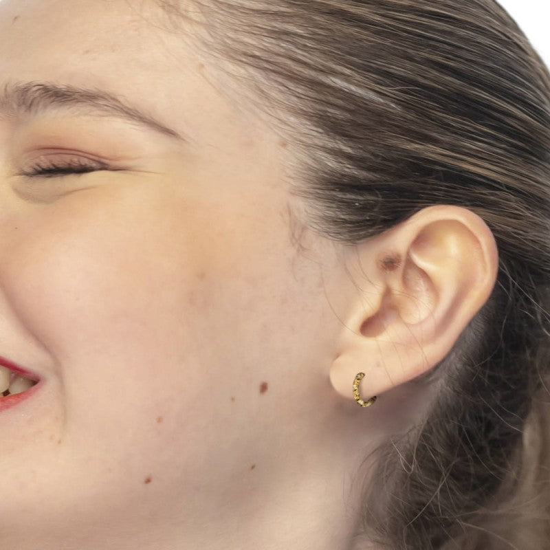 Marlù |Orecchino a cerchio ritorto 1,5 cm trama diamantata